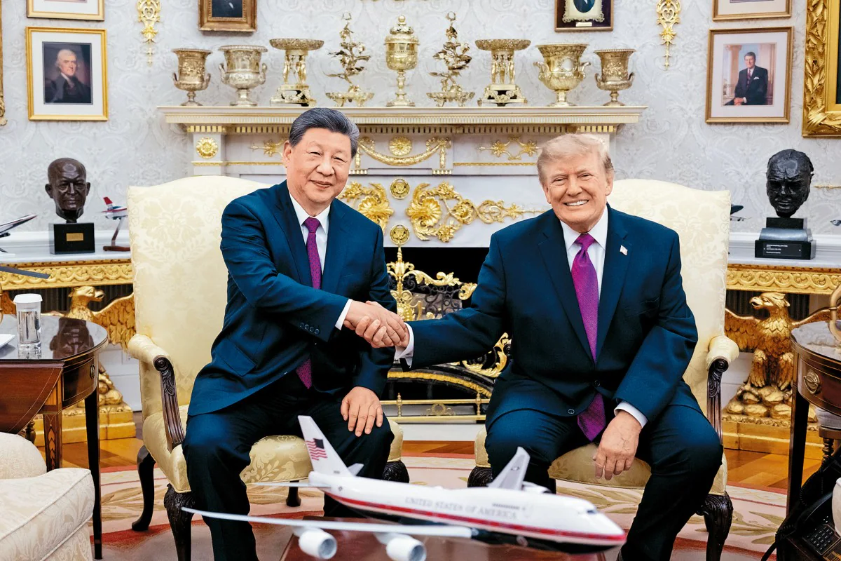 習近平與特朗普在室內並排坐於扶手椅上握手。