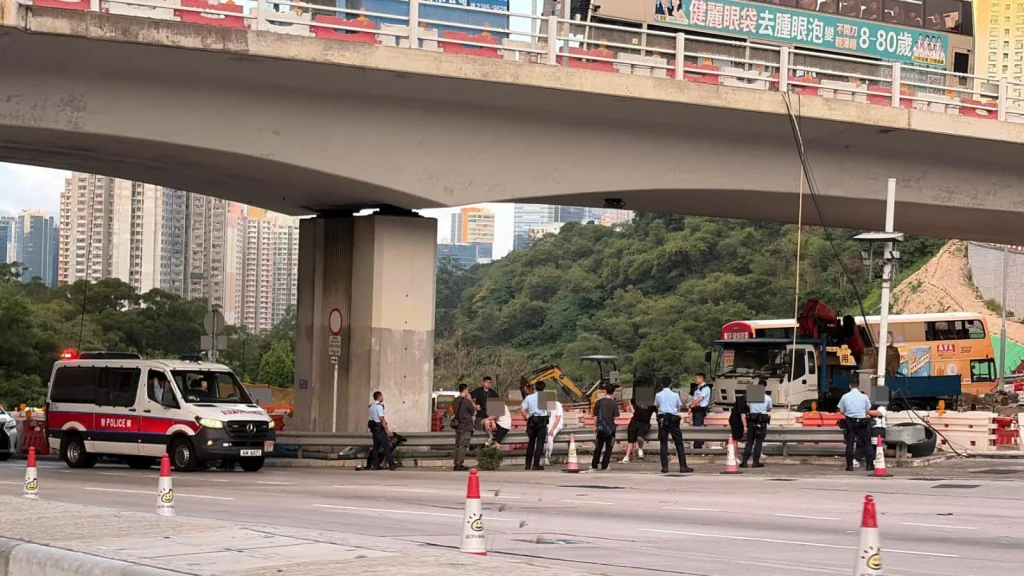 警方於將軍澳隧道公路近收費亭截停一輛懷疑涉事私家車，多名警員及便衣人員在場調查。