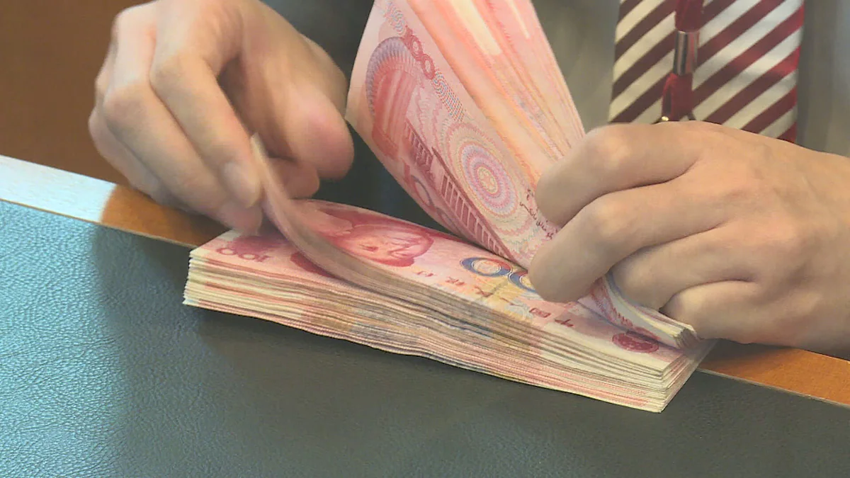 一疊面額一百元的人民幣鈔票，為報道貨幣匯率新聞時常用的資料圖片。