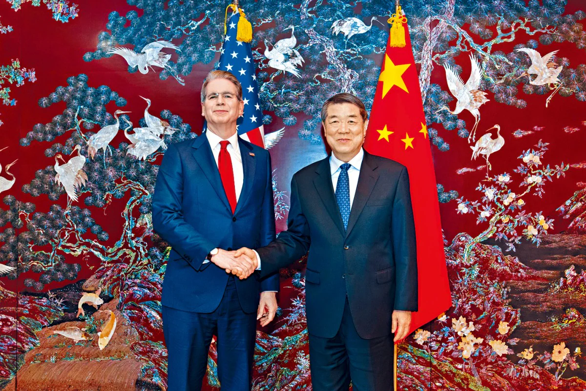 中國國務院副總理何立峰與美國財長貝森特在美國舉行第八輪經貿磋商，雙方於會晤期間握手合影。