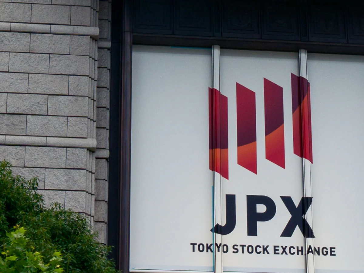 東京證券交易所建築外牆，玻璃窗上印有日本交易所集團標誌及交易所名稱。