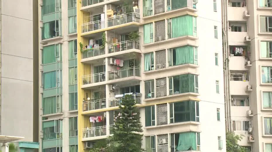 內地住宅大廈外觀，多個單位露台掛有衣物，反映當地住宅樓宇的居住環境。
