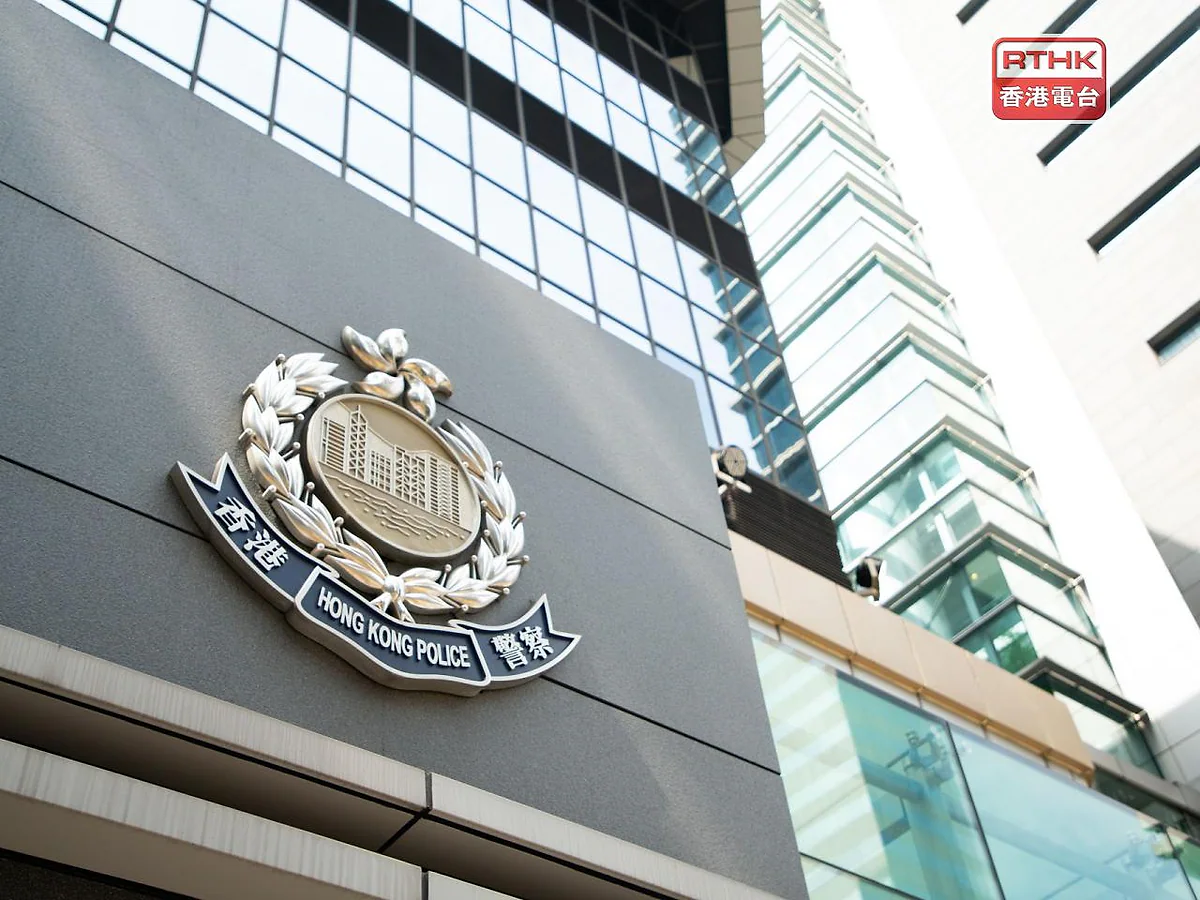 香港警務處總部外牆上的警徽，呈現建築物外觀及警徽細節。