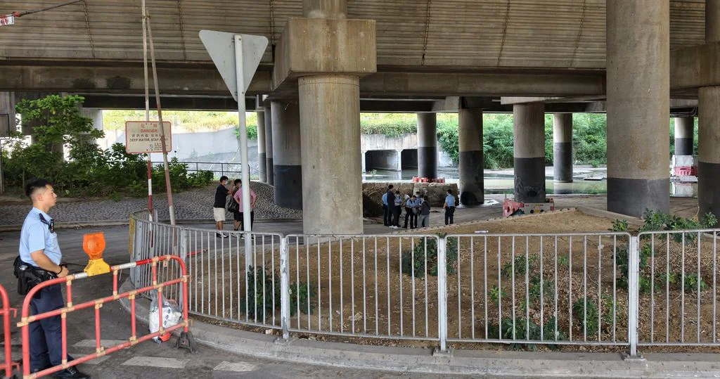 屯門兆康站附近橋底集水區，多名警員在場調查，現場已架設鐵欄圍封。