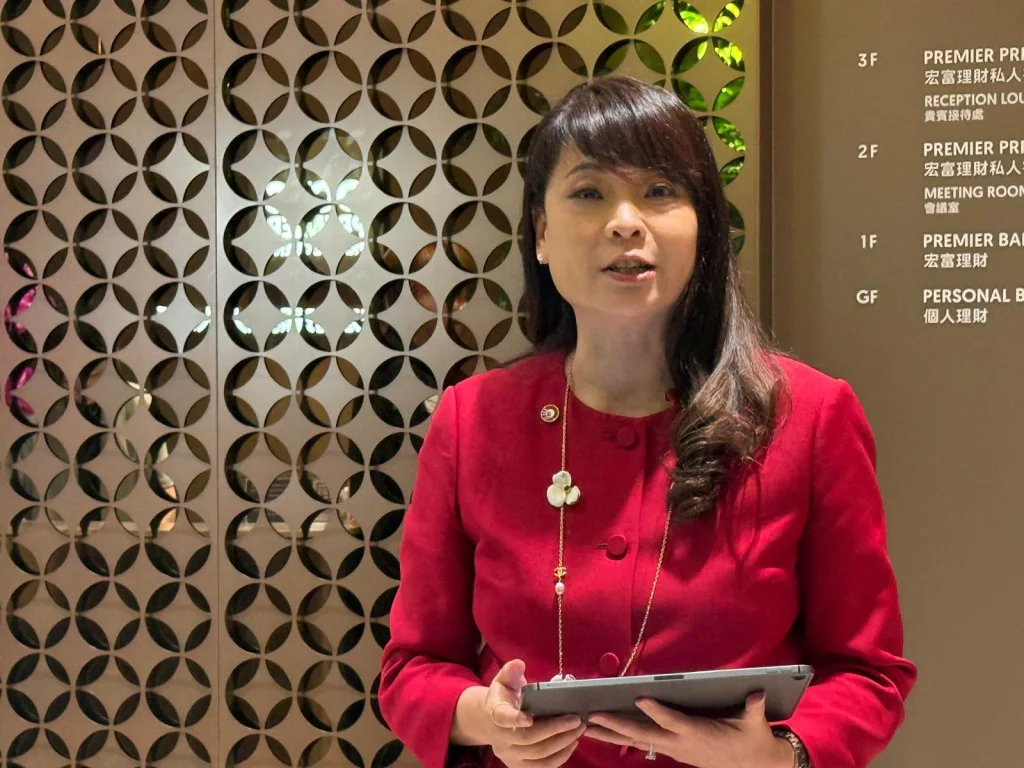 華僑銀行香港零售銀行業務主管李貴莊，就銀行財富管理業務表現及客戶增長預測進行說明。