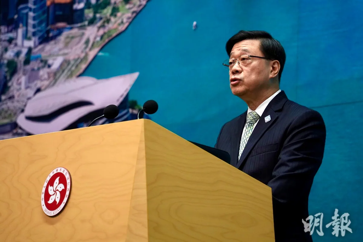 行政長官李家超在印有香港特區區徽的講台前發言，表示政府將於獨立委員會提交報告後推行改革。