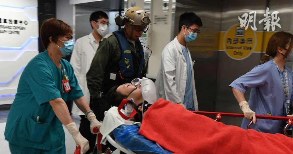 醫護人員及政府飛行服務隊人員將戴上氧氣面罩的傷者，以擔架床送往東區醫院進行搶救。