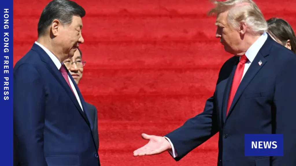 美國總統特朗普與中國國家主席習近平於會面期間握手，背景可見隨行人員。