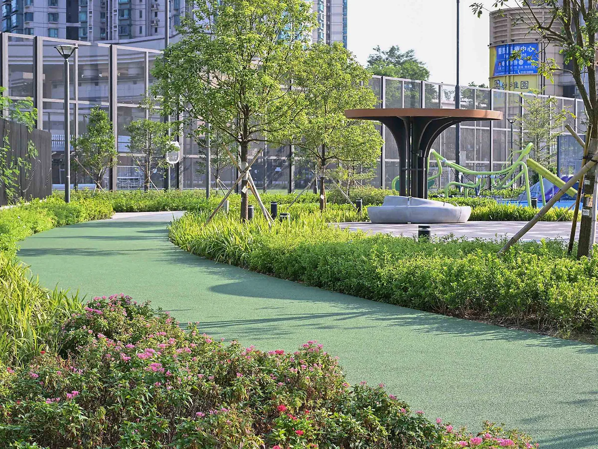 海帆道公園內設有綠色休憩空間、行人通道及各類康樂設施，周邊環境開闊。