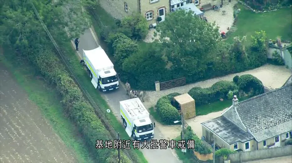 費爾福德皇家空軍基地附近道路，警車停泊於住宅區外，執法人員在場進行調查及封鎖。