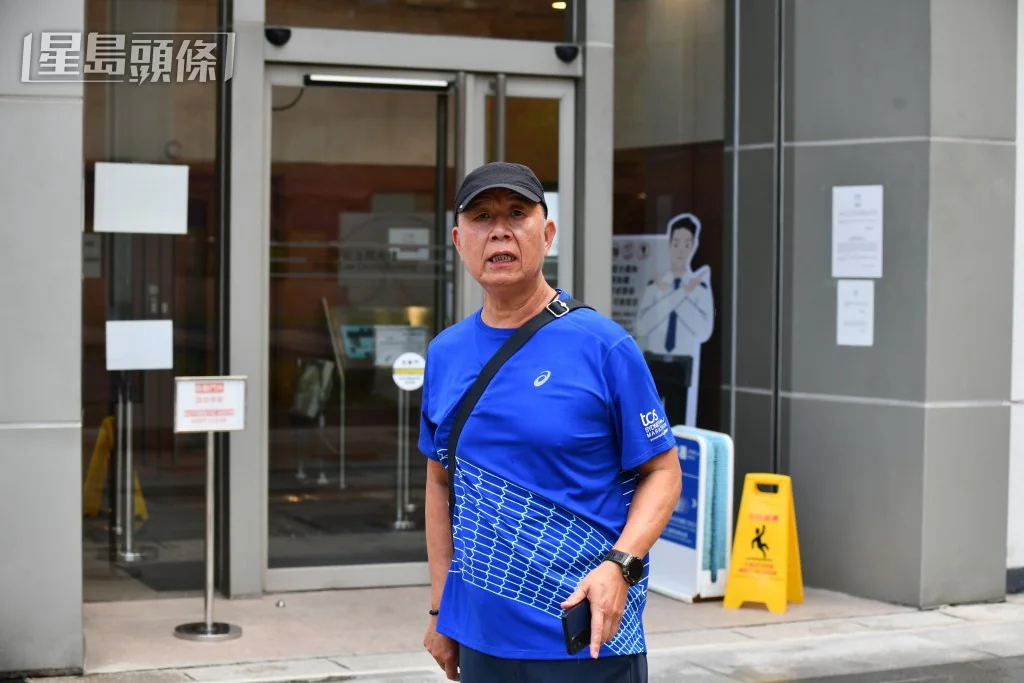 案發當日協助截停被告的途人張明亮，身穿藍色運動上衣及戴著黑色鴨舌帽。