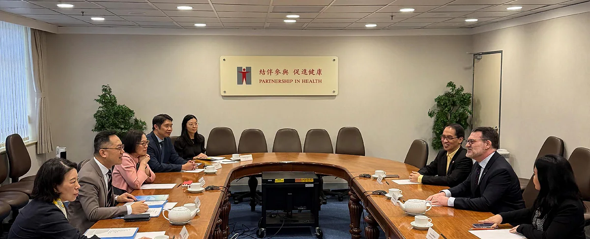 衞生署代表與世界衞生組織《煙草控制框架公約》秘書處代表在會議室進行會面，雙方圍繞長形會議桌就控煙議題進行交流。
