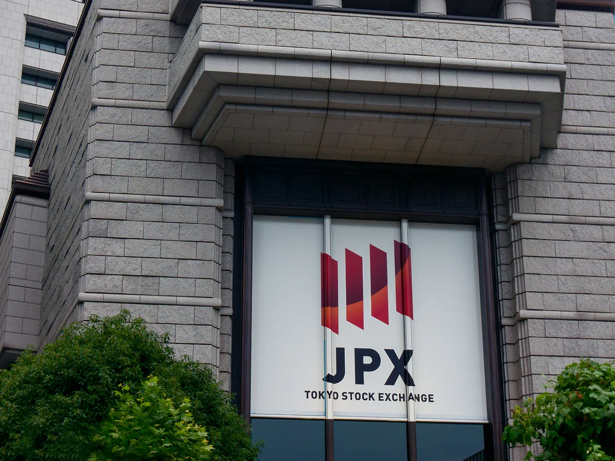 東京證券交易所大樓外牆，玻璃窗上印有日本交易所集團及東京證券交易所標誌。