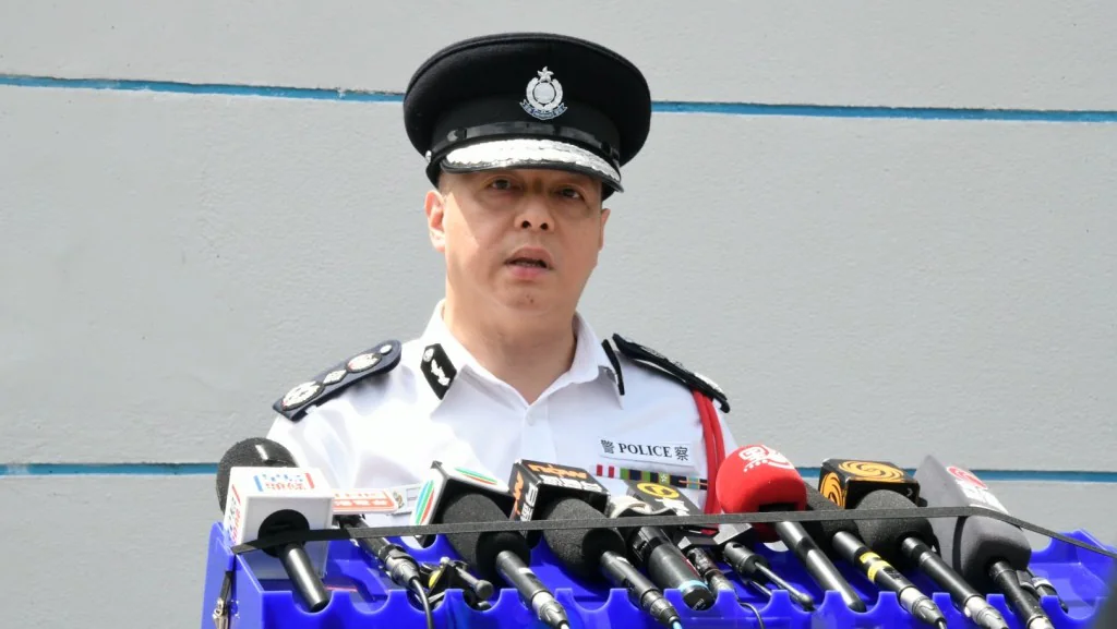 警務處副處長周一鳴身穿警察制服，在多支傳媒麥克風前交代信用卡被盜用案件的最新進展。