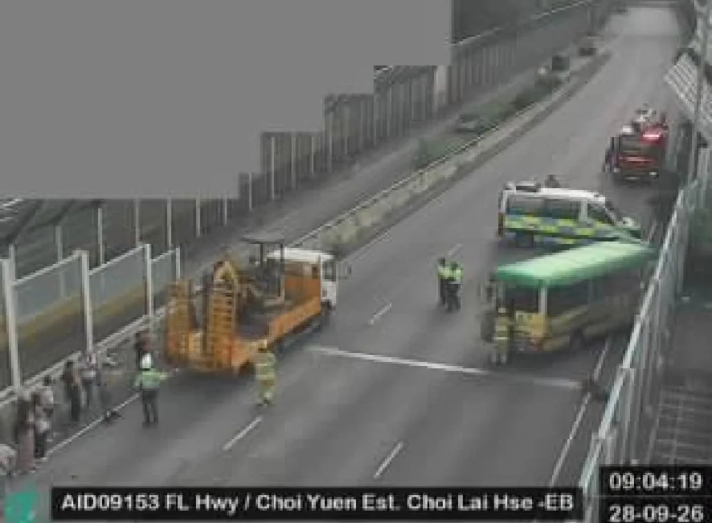 粉嶺公路交通監控鏡頭顯示，一輛綠色專線小巴與運載挖泥車的工程車相撞，現場有救援人員到場處理。