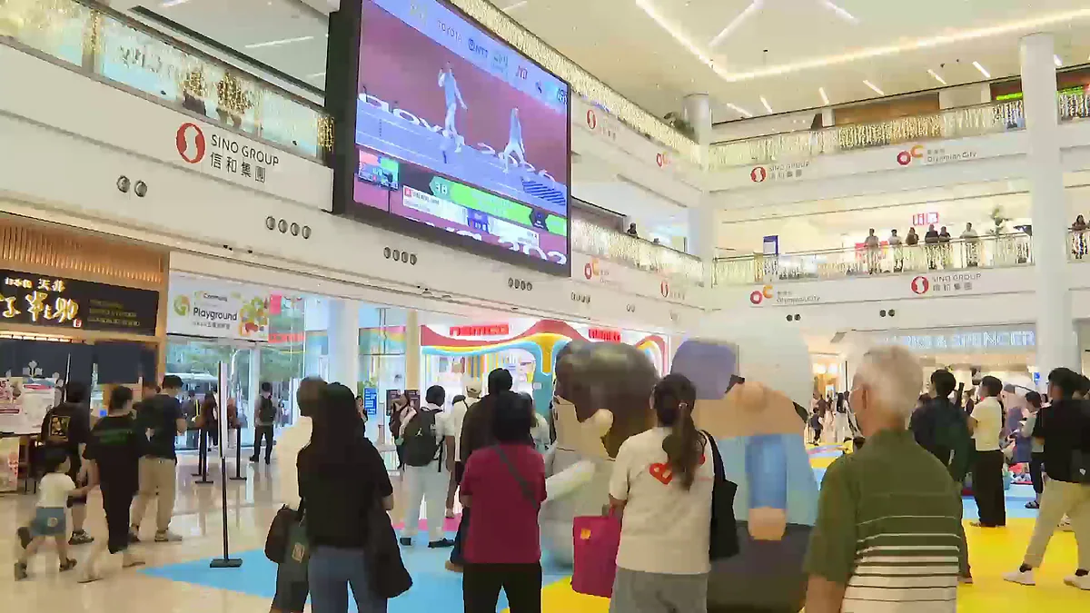 奧海城商場內大批市民聚集，透過大型屏幕觀看男子花劍隊的賽事直播。