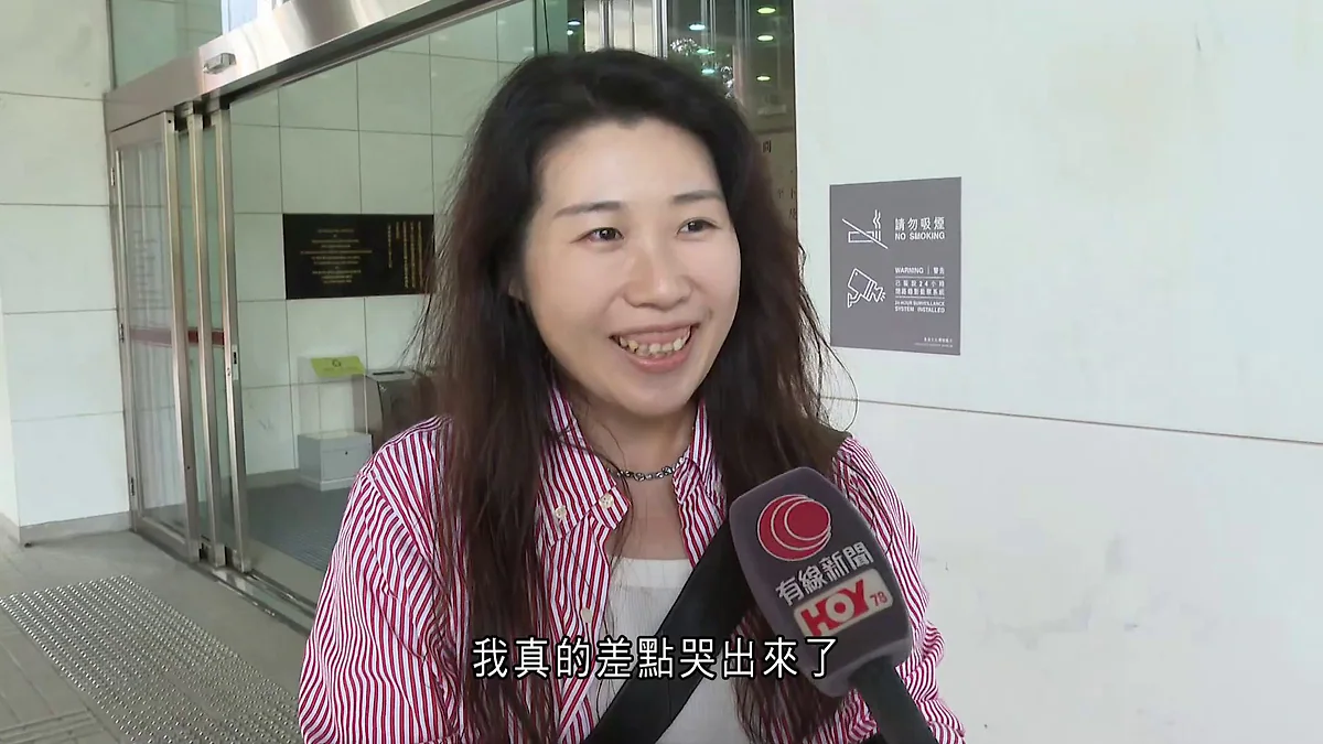 內地旅客於香港文化博物館參觀張國榮紀念展，在黑膠唱片幕牆前駐足留影並分享觀展感受。