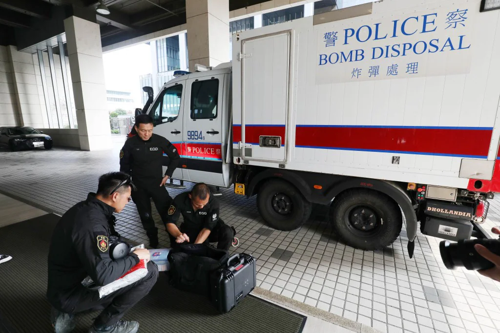 爆炸品處理課人員在停泊於將軍澳工業邨的警隊爆炸品處理車旁進行調查工作。