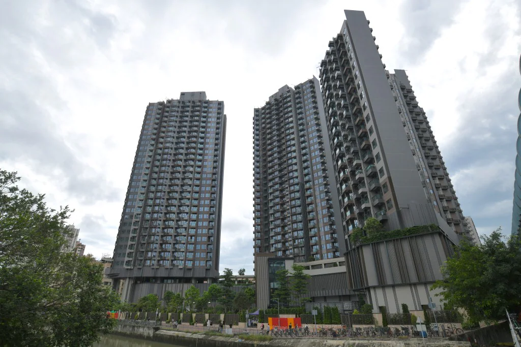 粉嶺私人屋苑 ONE INNOVALE 的住宅大廈外觀，前方設有行人路及綠化植被。
