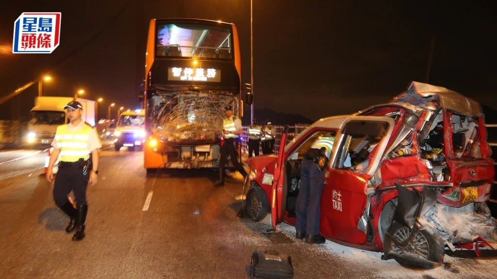 青嶼幹線交通意外現場，涉事龍運巴士車頭擋風玻璃碎裂，被撞的士車尾嚴重損毀，警員在場調查。