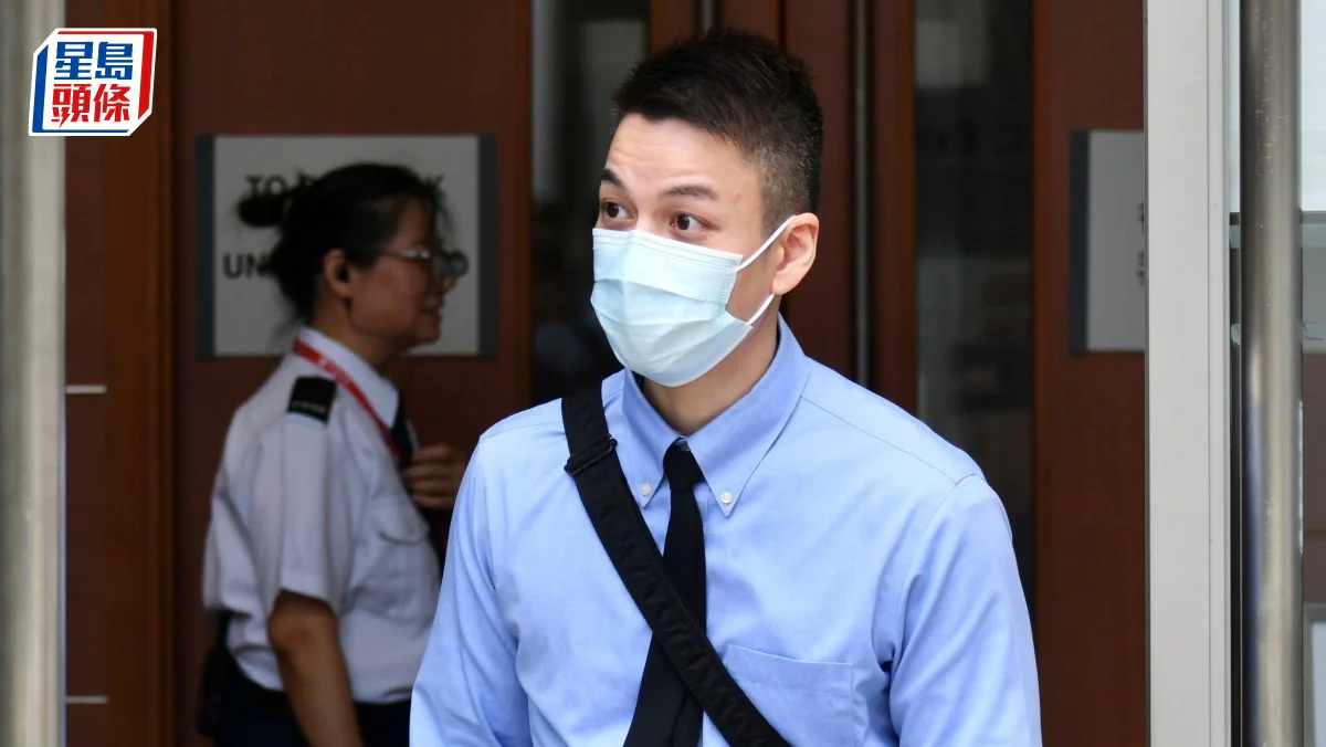 被告何家俊身穿淺藍色恤衫及繫上領帶，在沙田裁判法院外步出。