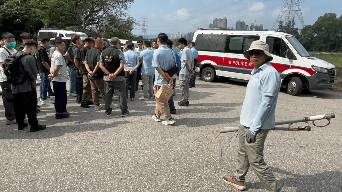 警員及相關人員在元朗案發地點附近進行調查，現場可見執法人員攜帶捕狗工具在場視察。