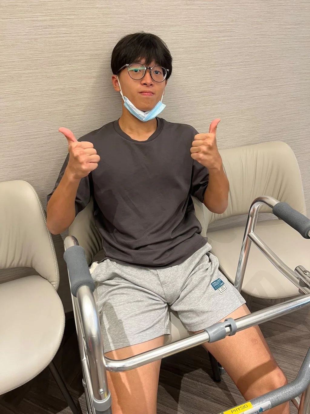 李冠毅在確診骨癌後選擇截肢保命，術後仍保持樂觀心態面對康復之路。